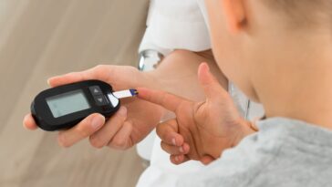 Close up Of Doctor Measuring Blood Sugar Of Child Patient With Glucometer diabetes 123rf 60505617 l