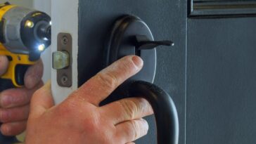 closeup of a professional locksmith installing a new lock on a house exterior door with the inside qvjbg0v2gfxtrll1jz4zsmwqmp4r4s5vxuq0io2eio
