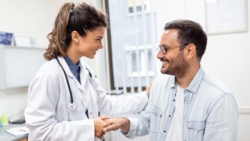 youngwomandoctorgpwhitemedicaluniformconsultmalepatientprivatehospitalfemaletherapistspeaktalkwithmanclientconsultationclinic657921863